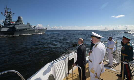 Президент РФ В. Путин принял участие в праздновании Дня ВМФ РФ в Санкт-Петербурге