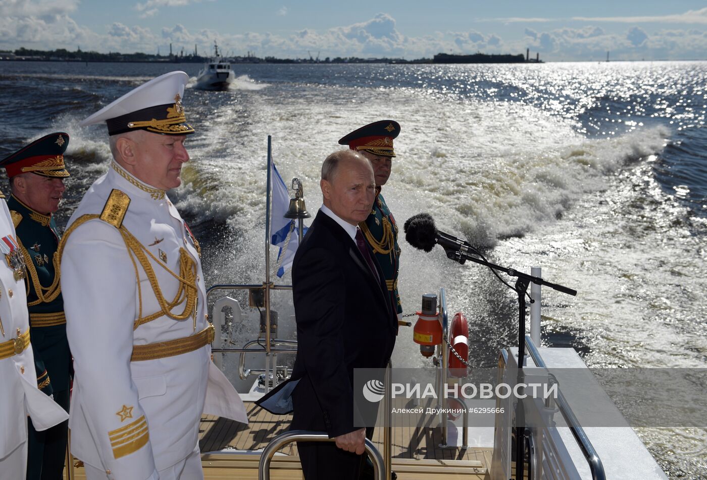 Президент РФ В. Путин принял участие в праздновании Дня ВМФ РФ в Санкт-Петербурге