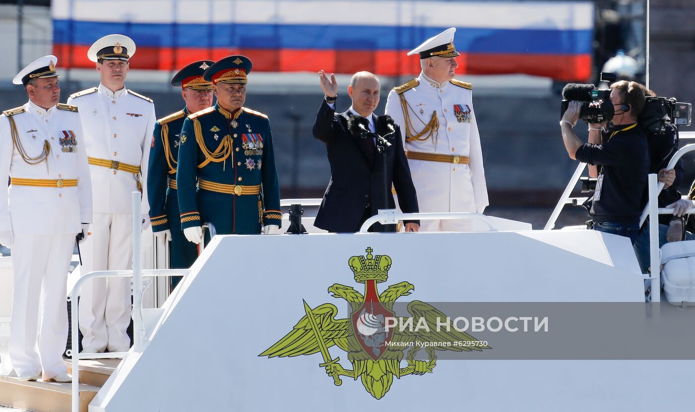 Президент РФ В. Путин принял участие в праздновании Дня ВМФ РФ в Санкт-Петербурге