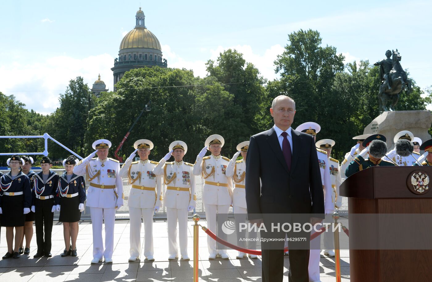 Президент РФ В. Путин принял участие в праздновании Дня ВМФ РФ в Санкт-Петербурге