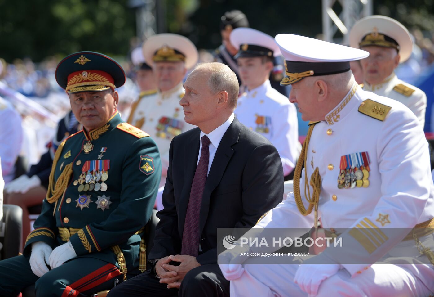 Президент РФ В. Путин принял участие в праздновании Дня ВМФ РФ в Санкт-Петербурге