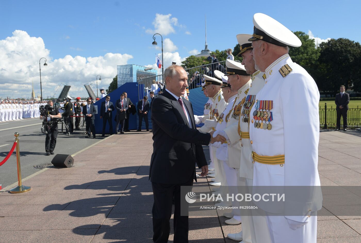 Президент РФ В. Путин принял участие в праздновании Дня ВМФ РФ в Санкт-Петербурге