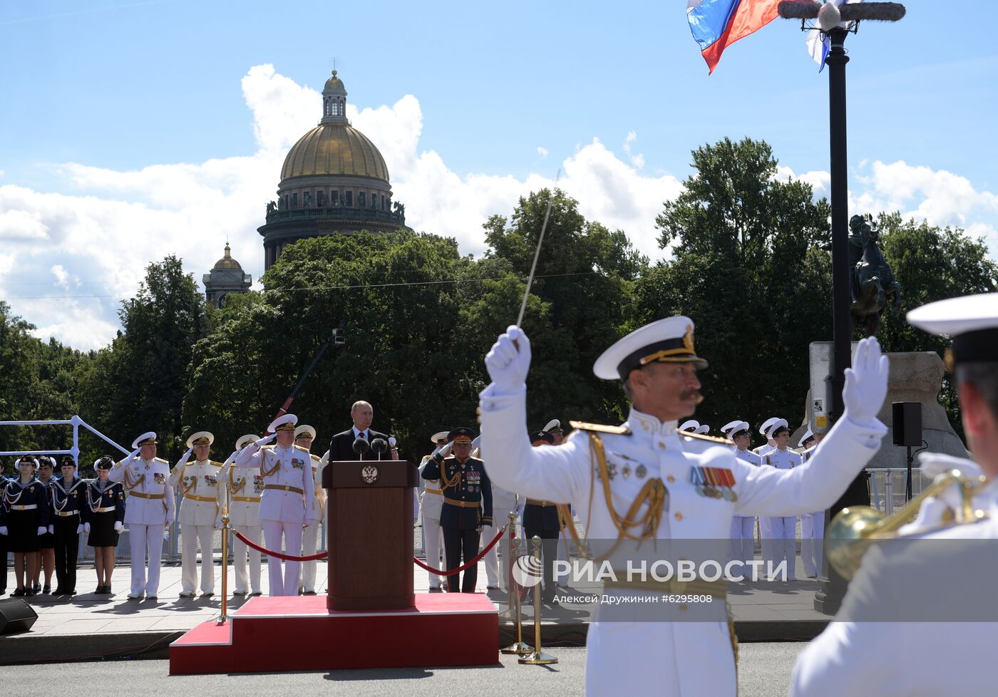 Президент РФ В. Путин принял участие в праздновании Дня ВМФ РФ в Санкт-Петербурге