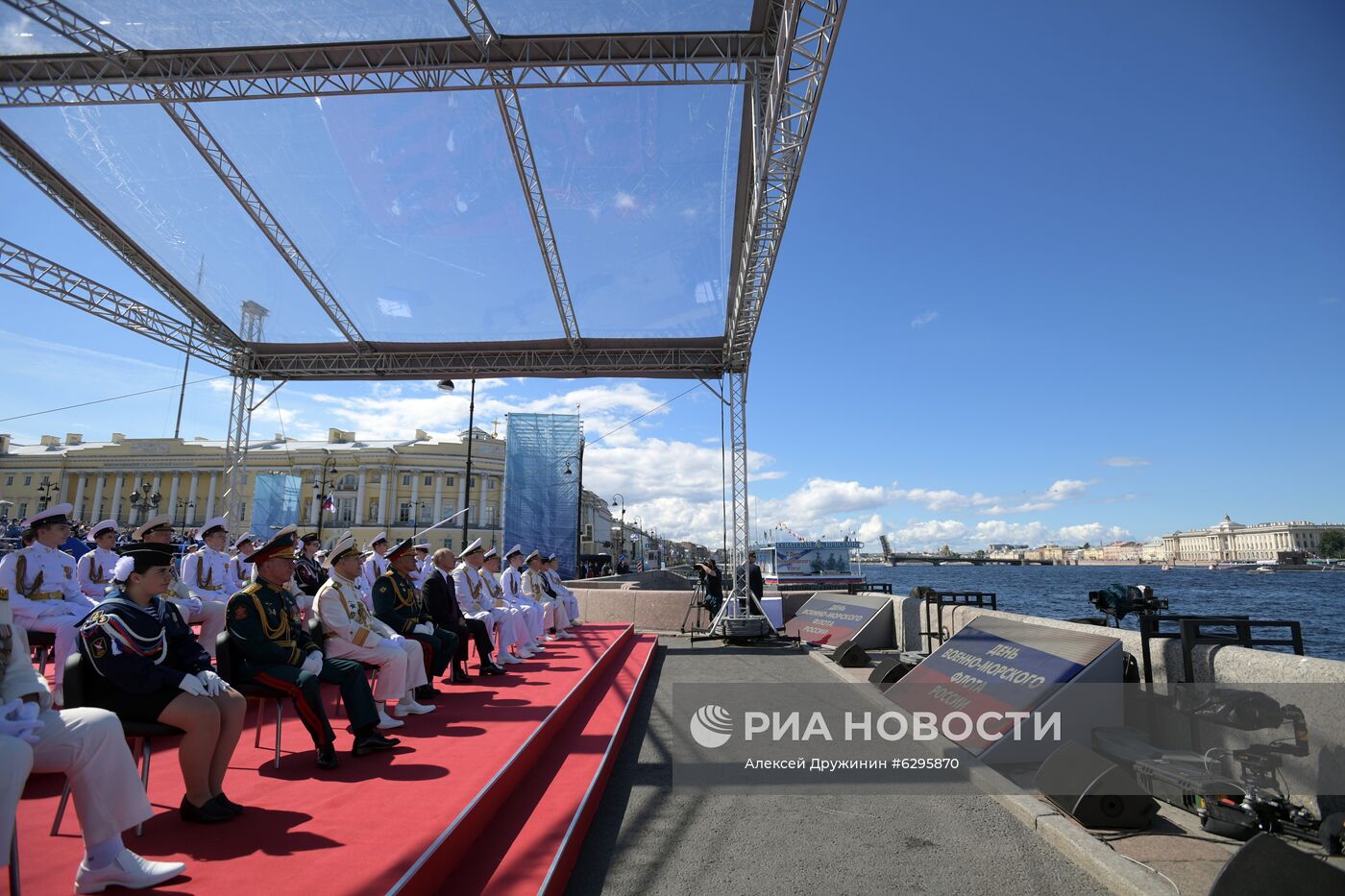 Президент РФ В. Путин принял участие в праздновании Дня ВМФ РФ в Санкт-Петербурге