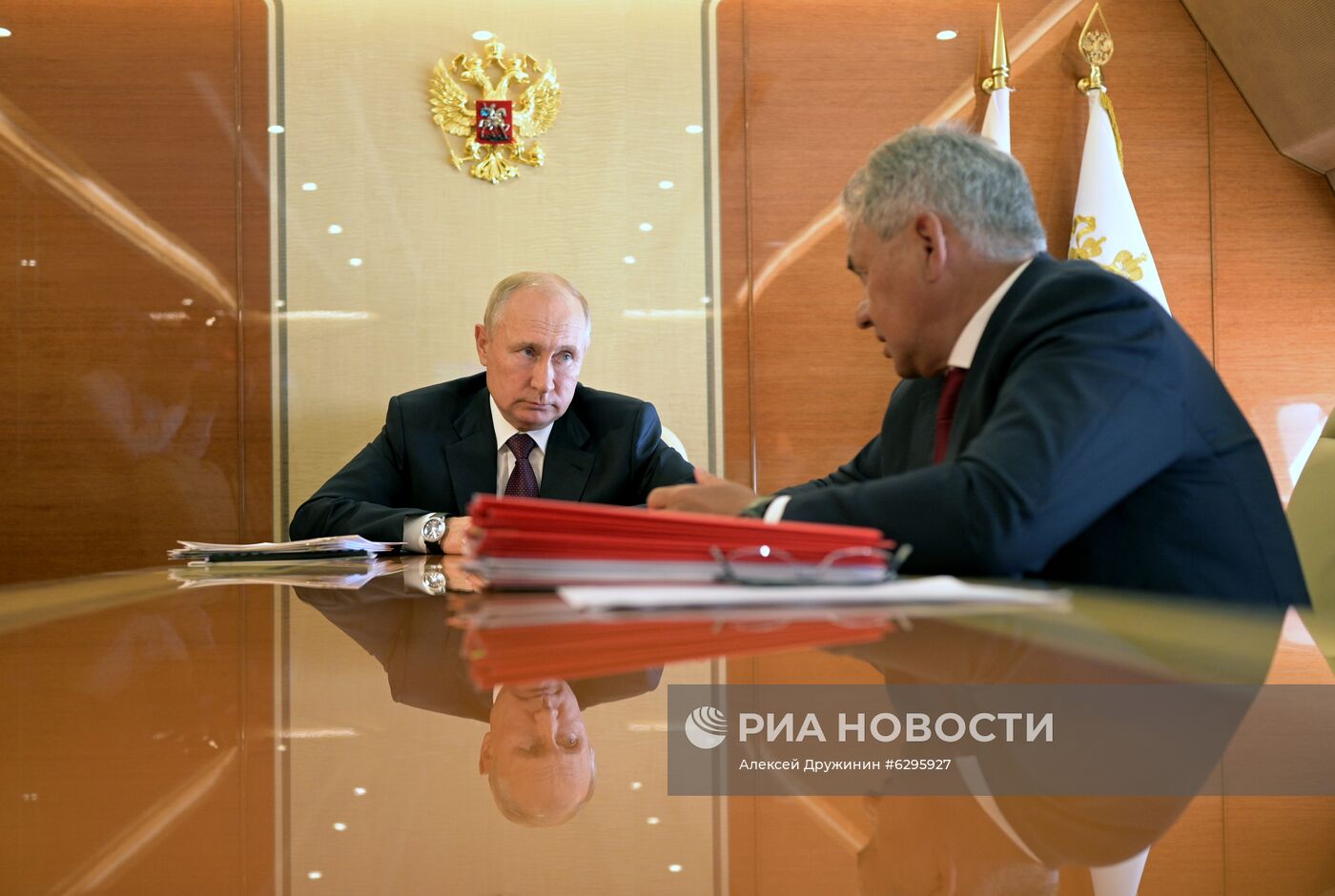 Президент РФ В. Путин провел рабочую встречу с министром обороны РФ С. Шойгу