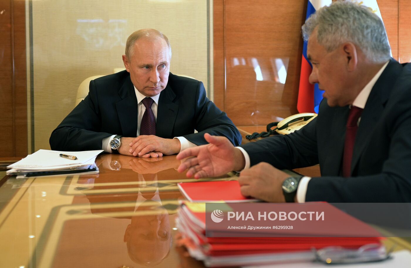 Президент РФ В. Путин провел рабочую встречу с министром обороны РФ С. Шойгу