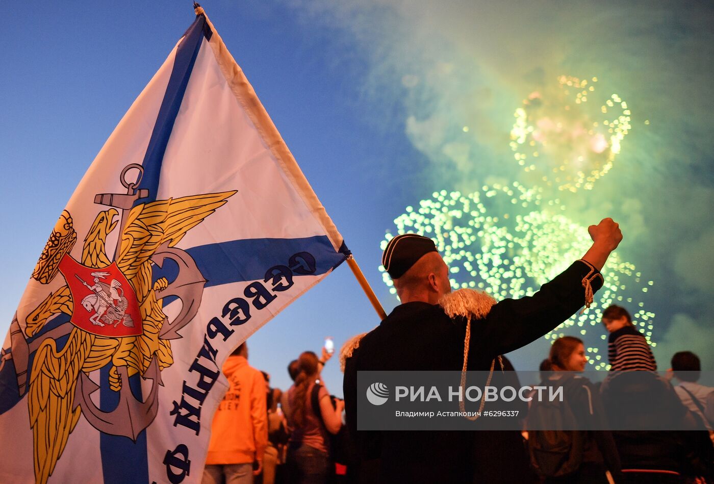 Салют в честь Дня ВМФ в Санкт-Петербурге