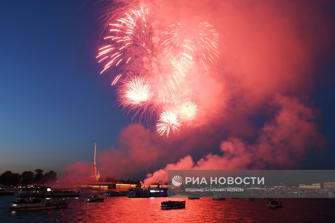 Салют в честь Дня ВМФ в Санкт-Петербурге