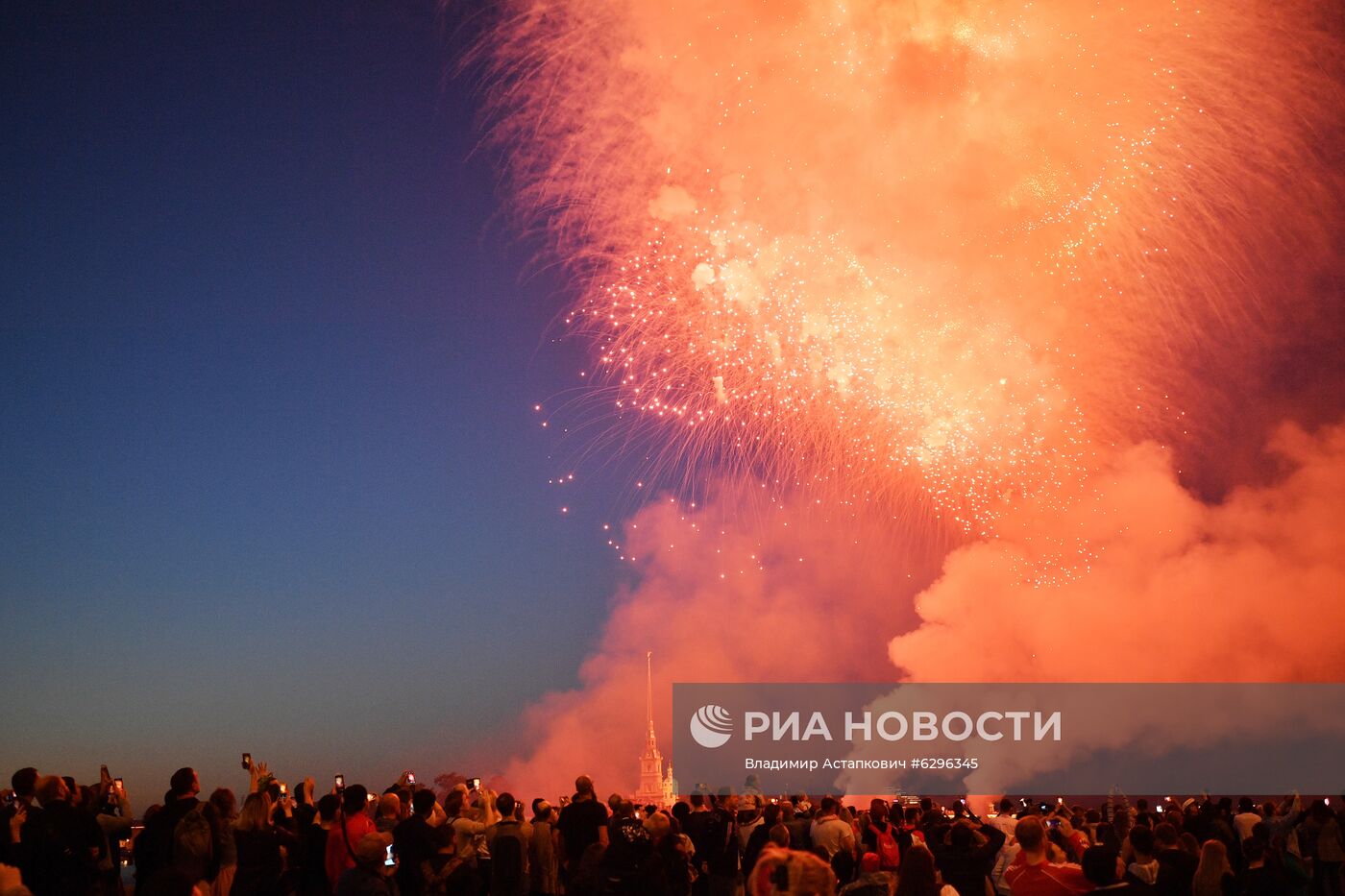 Салют в честь Дня ВМФ в Санкт-Петербурге