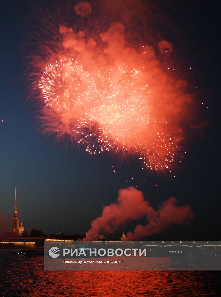 Салют в честь Дня ВМФ в Санкт-Петербурге