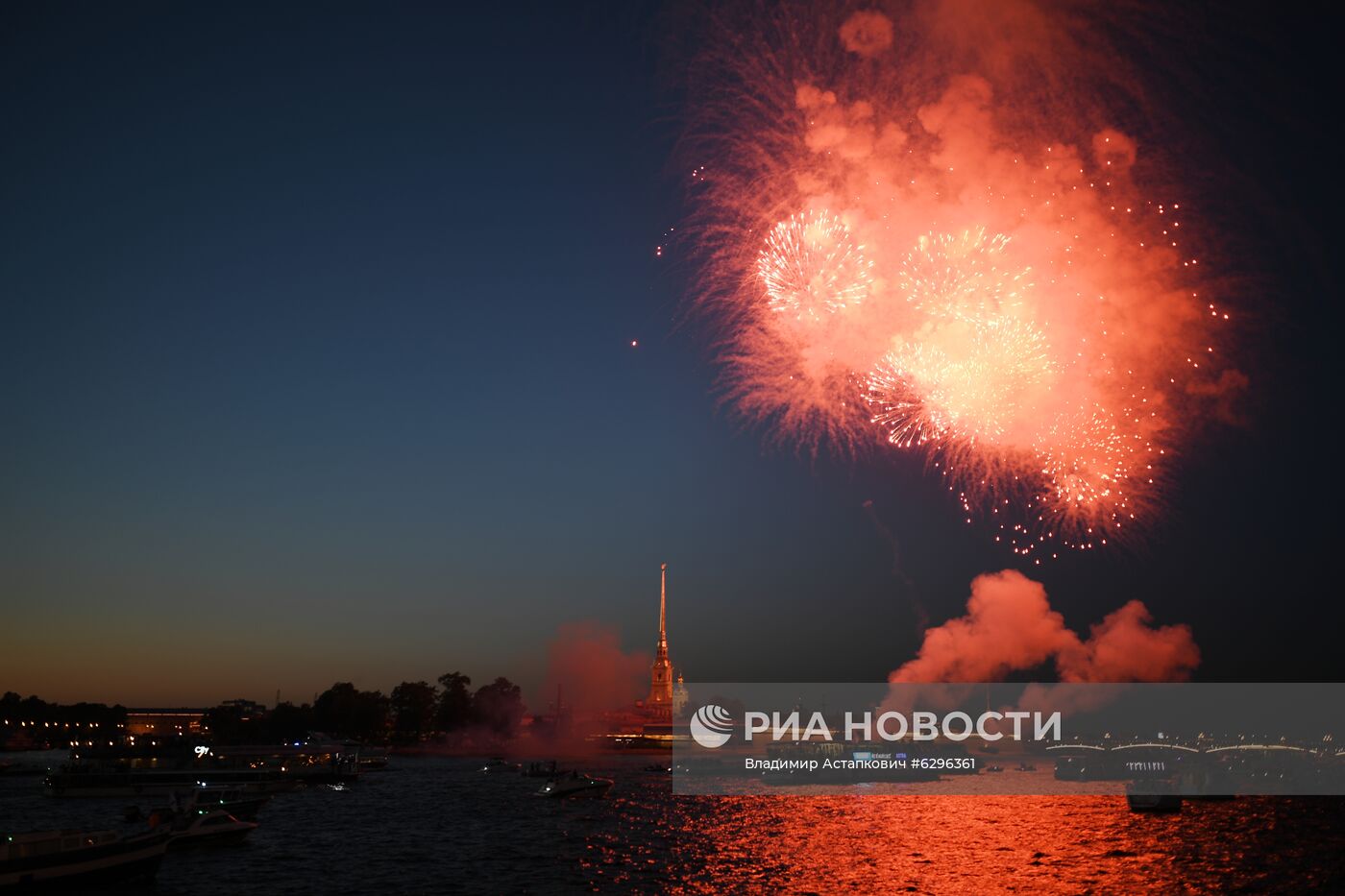 Салют в честь Дня ВМФ в Санкт-Петербурге