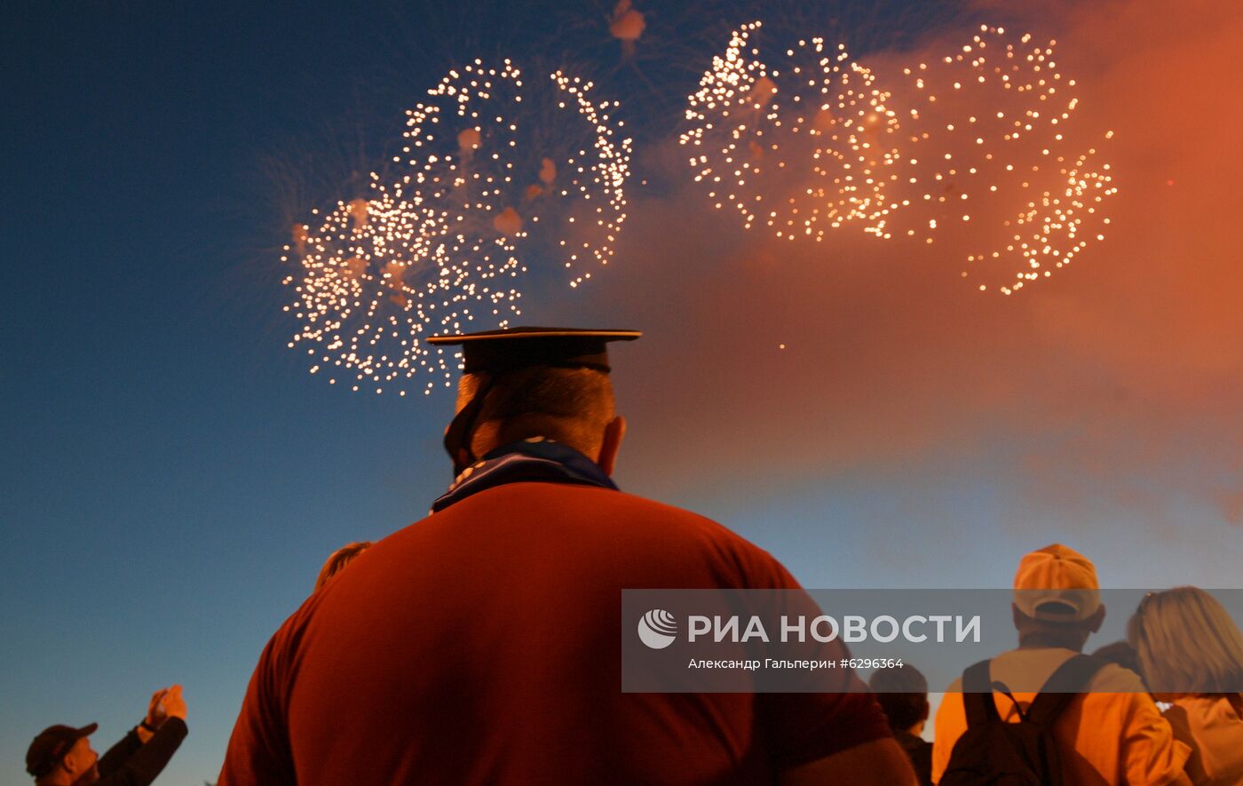 Салют в честь Дня ВМФ в Санкт-Петербурге