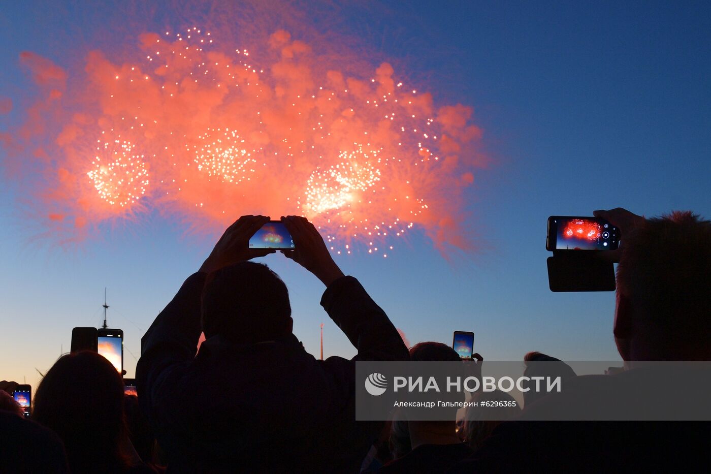 Салют в честь Дня ВМФ в Санкт-Петербурге