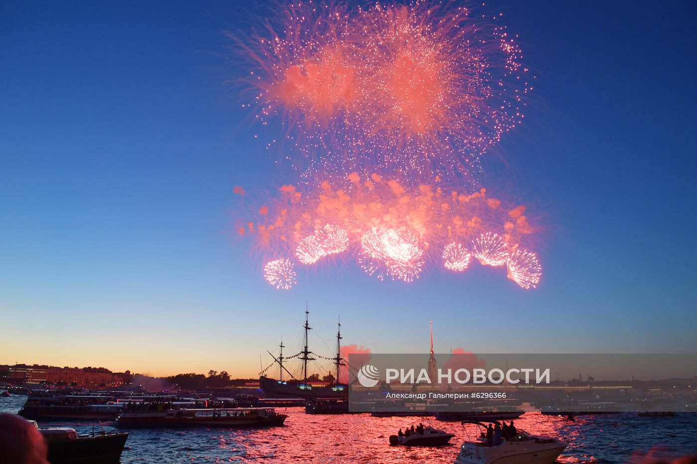 Салют в честь Дня ВМФ в Санкт-Петербурге