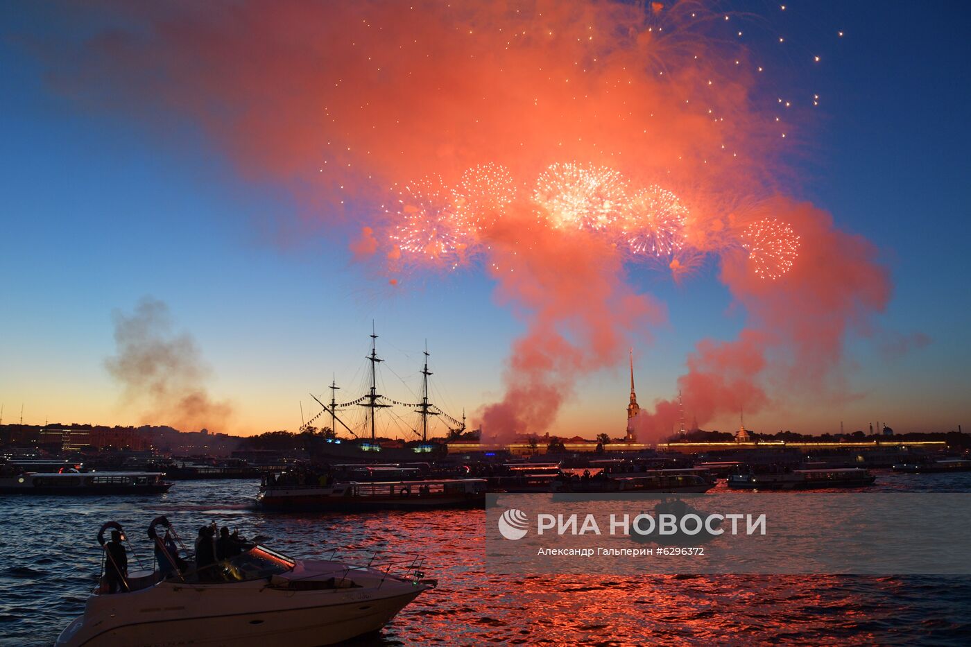 Салют в честь Дня ВМФ в Санкт-Петербурге