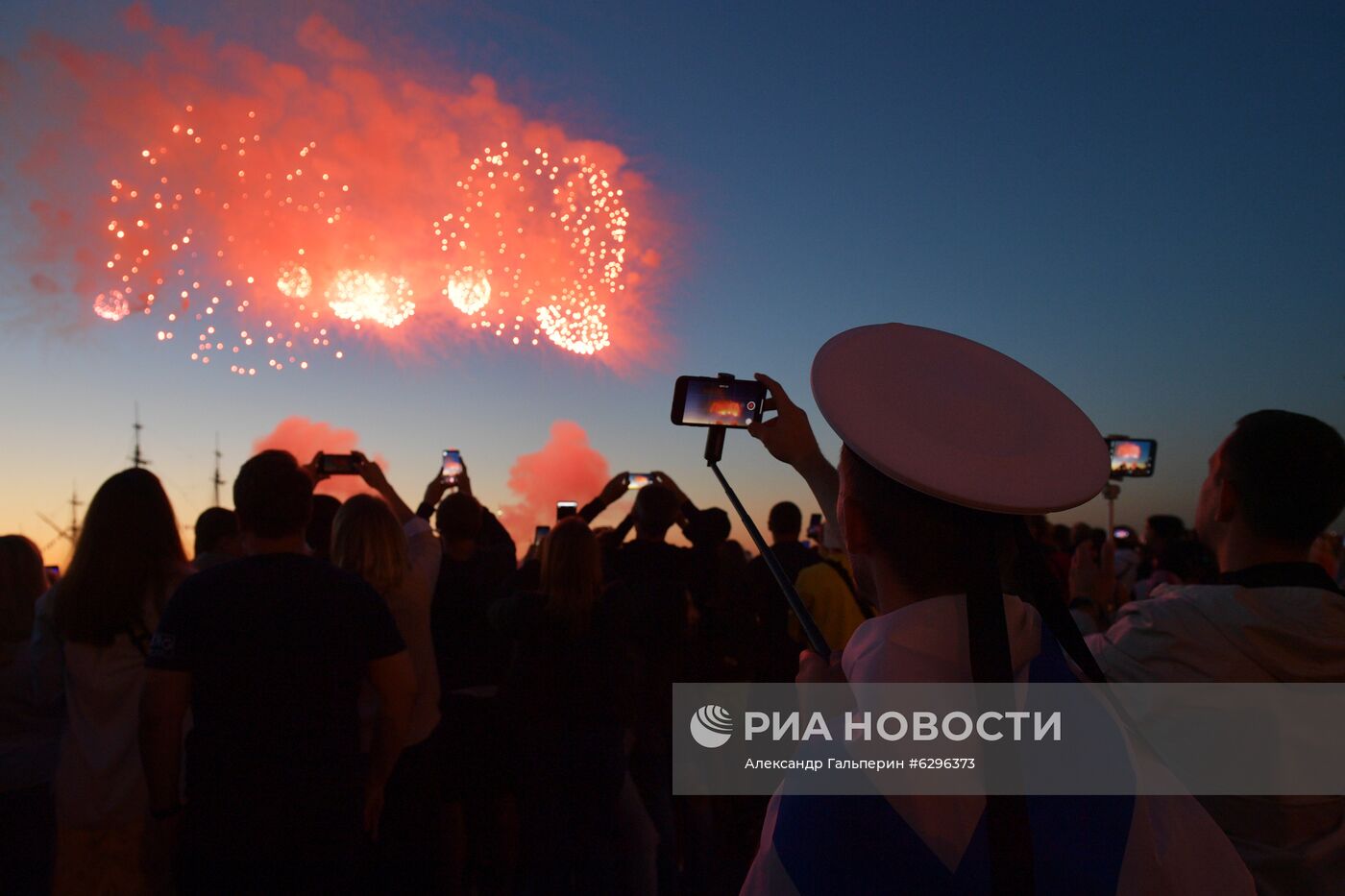 Салют в честь Дня ВМФ в Санкт-Петербурге