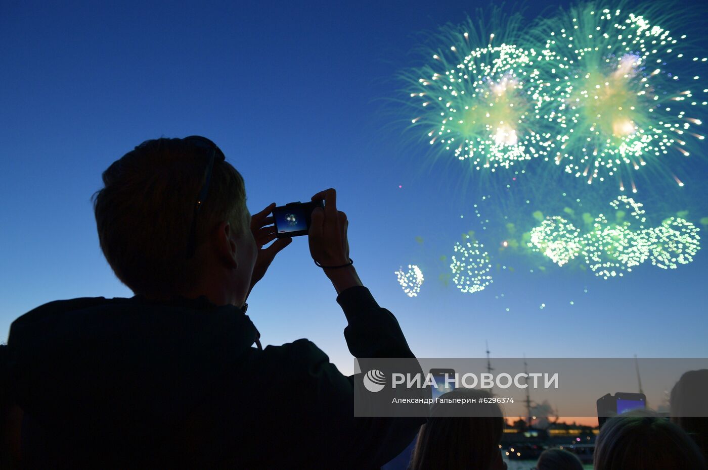 Салют в честь Дня ВМФ в Санкт-Петербурге