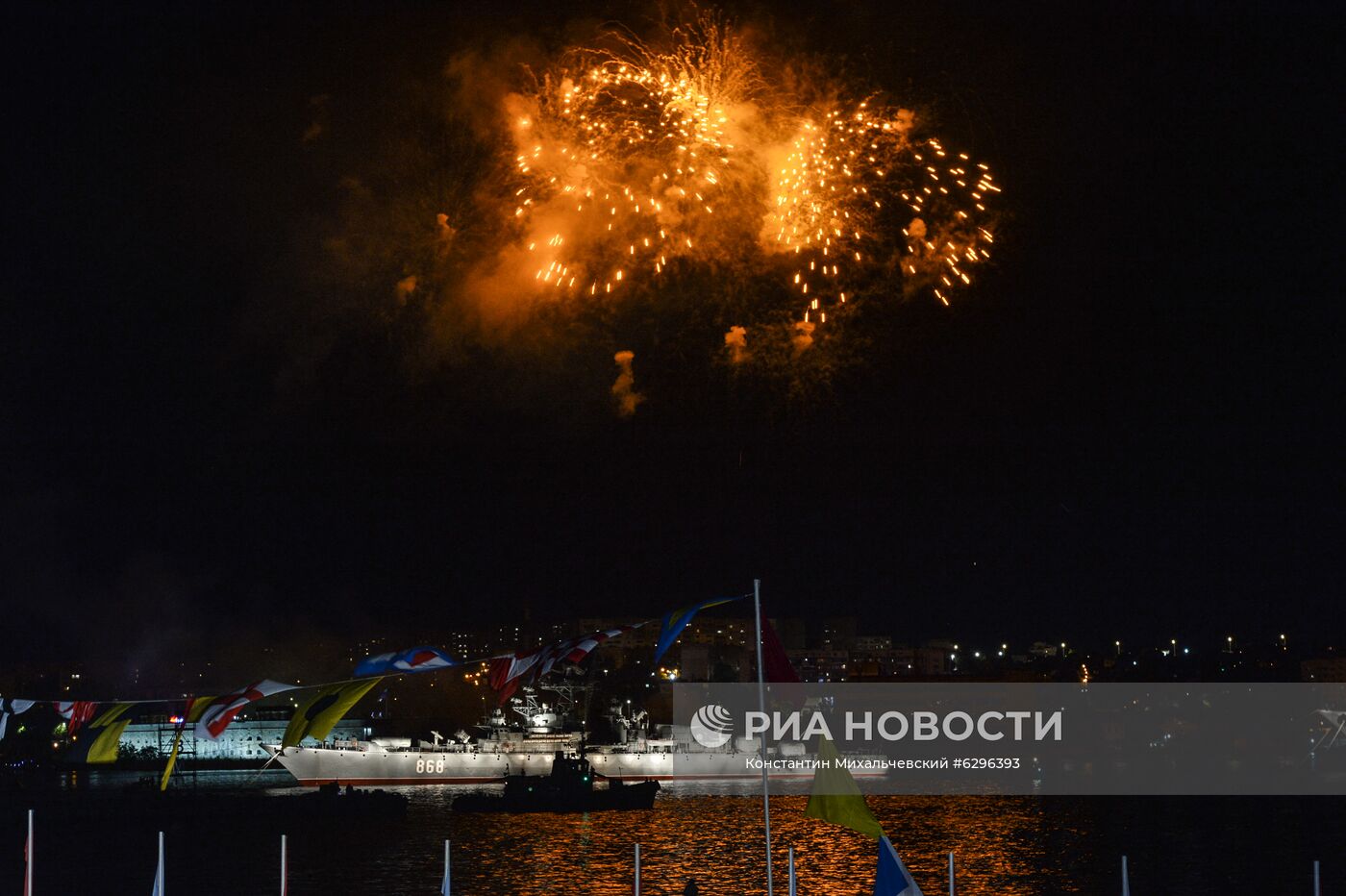 Салют в Севастополе в честь Дня Военно-морского флота