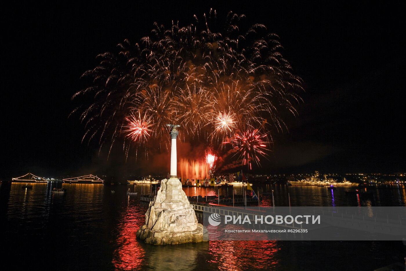 Салют в Севастополе в честь Дня Военно-морского флота