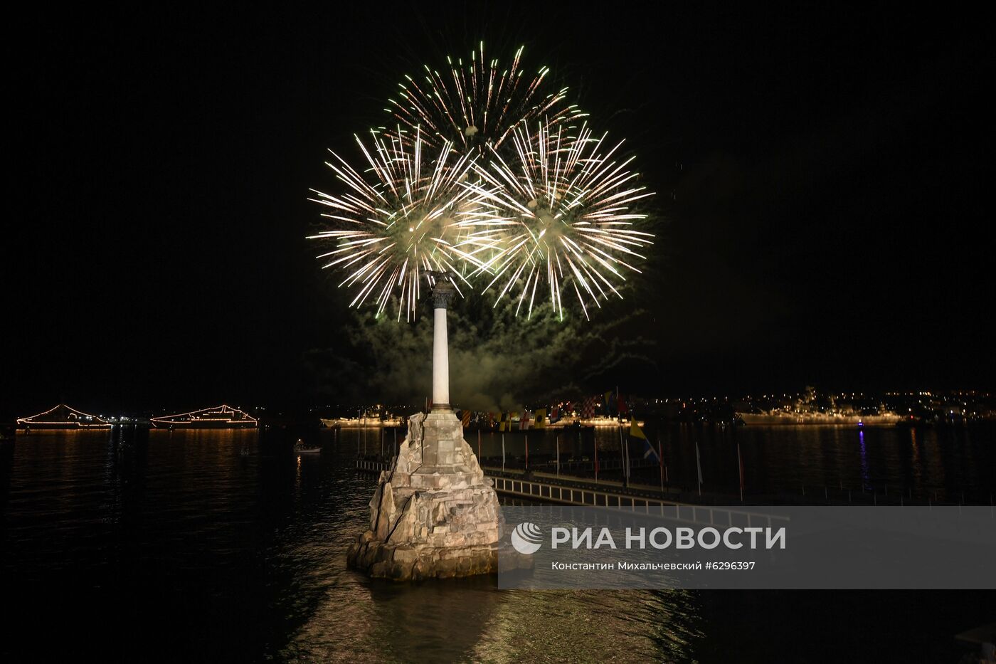 Салют в Севастополе в честь Дня Военно-морского флота