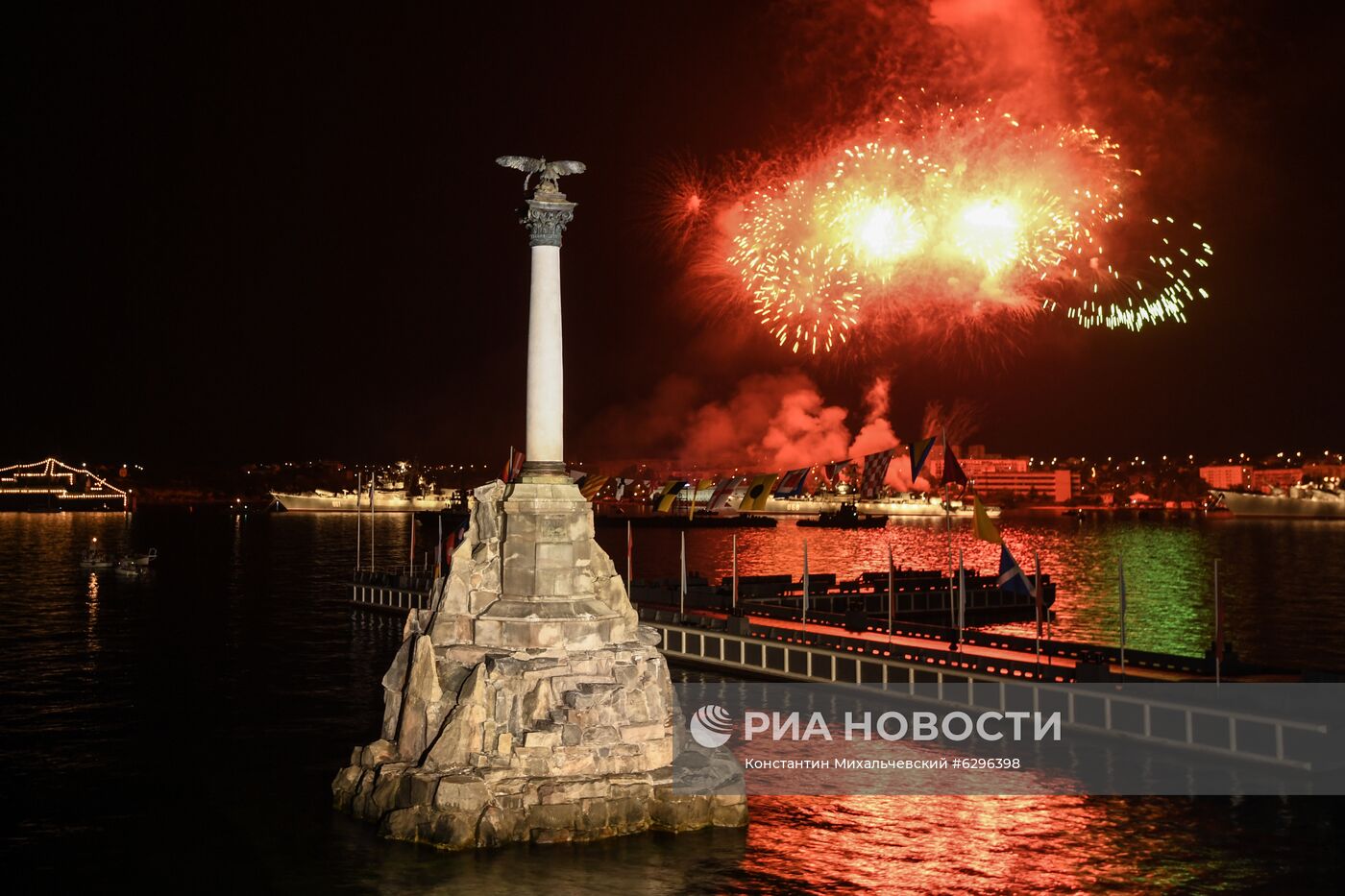 Салют в Севастополе в честь Дня Военно-морского флота