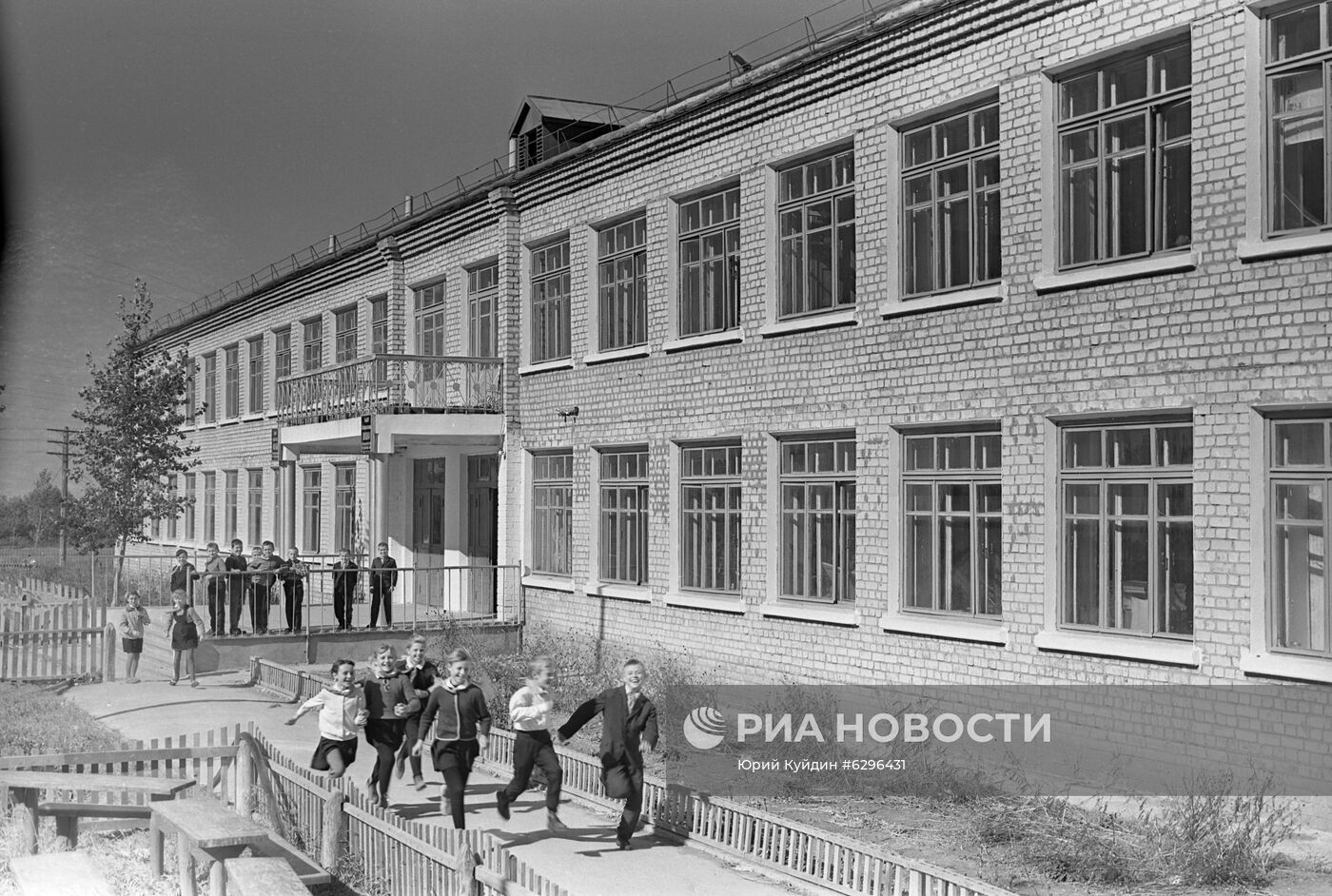 Школа в совхозе "Искра" Кустанайской области