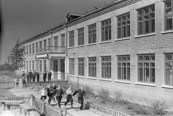 Школа в совхозе "Искра" Кустанайской области