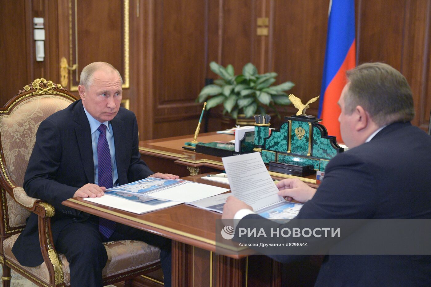 Президент РФ В. Путин встретился с главой "Объединенной судостроительной корпорации" А. Рахмановым