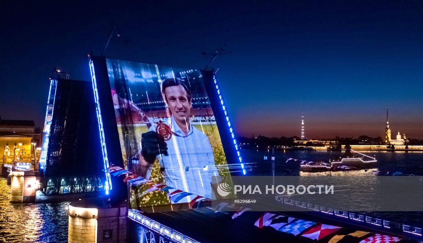 Световое шоу на Дворцовом мосту в честь ФК "Зенит"