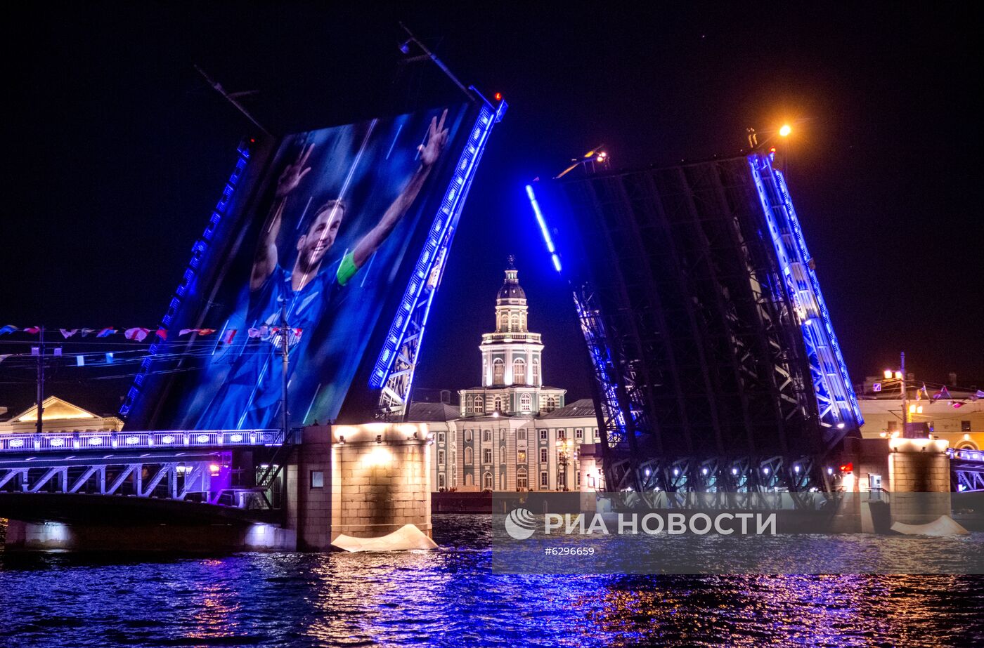 Световое шоу на Дворцовом мосту в честь ФК "Зенит"