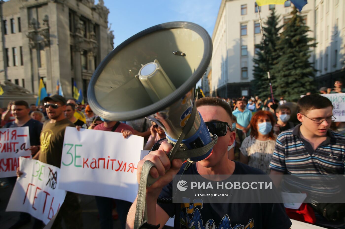 Киев против. Митинги против Зеленского в Украине. Митинг против Зеленского. Митинг в Киеве против Зеленского. Митинг «против капитуляции Украины».