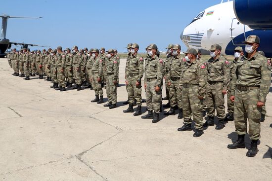 Торжественная церемония встречи участвующего в учениях личного состава Вооруженных Сил Турции в Азербайджан