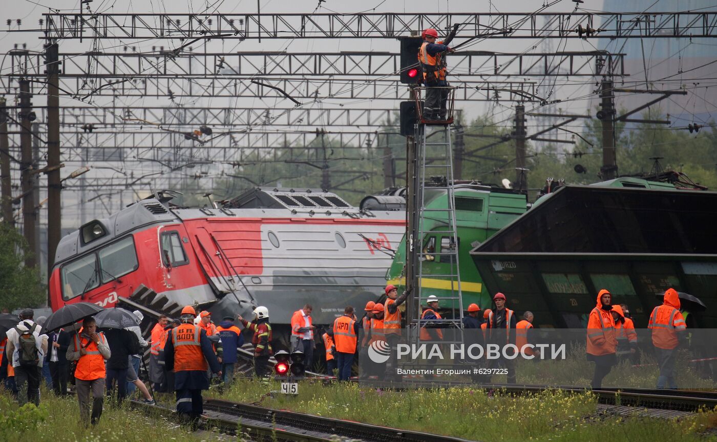 Два электровоза столкнулись в Санкт-Петербурге