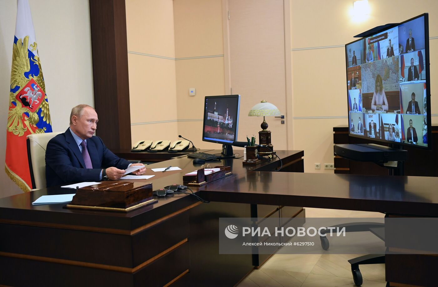 Президент РФ В. Путин провел совещание по вопросам о санитарно-эпидемиологической обстановке в РФ