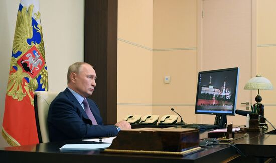 Президент РФ В. Путин провел совещание по вопросам о санитарно-эпидемиологической обстановке в РФ