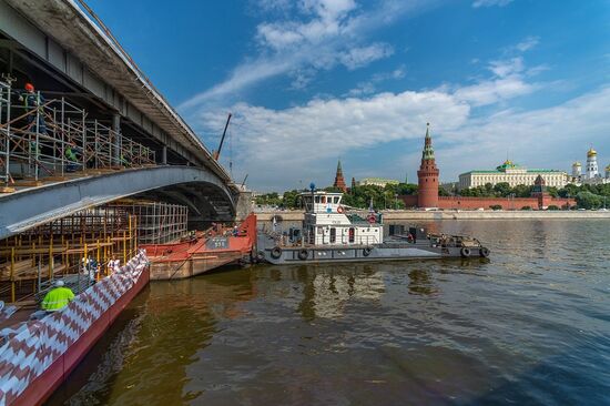 Ремонт Большого Каменного моста продолжается в Москве