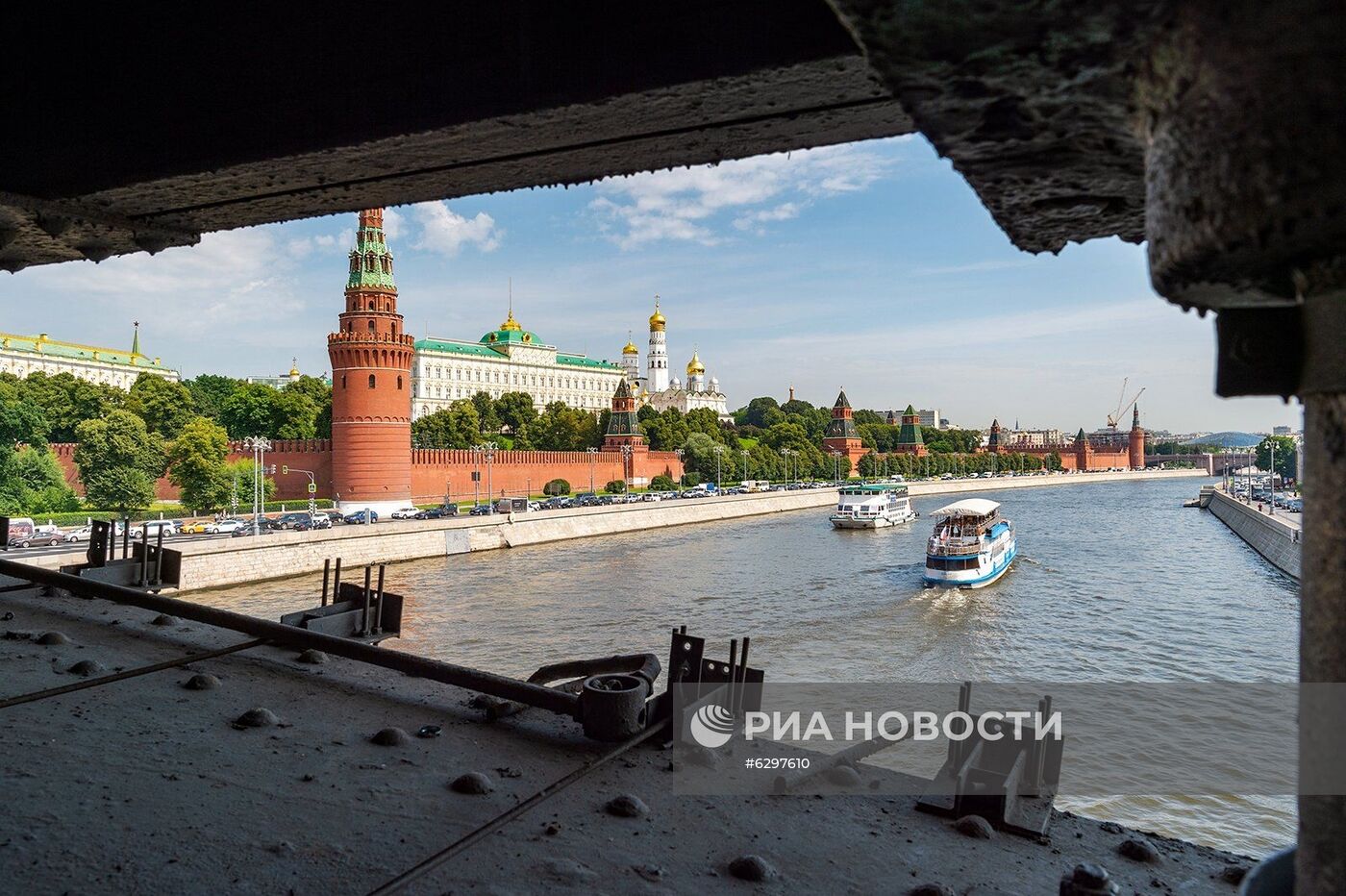 Ремонт Большого Каменного моста продолжается в Москве