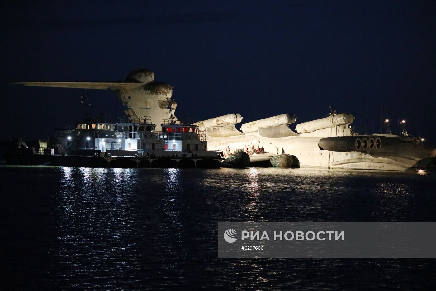 Началась буксировка ракетного экраноплана "Лунь" из Каспийска в Дербент