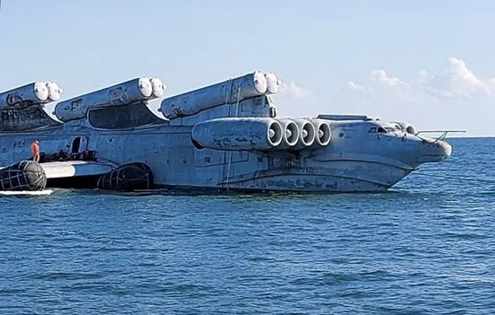 Началась буксировка ракетного экраноплана "Лунь" из Каспийска в Дербент