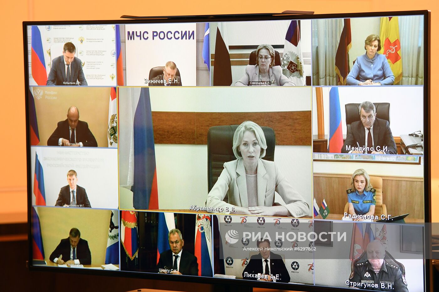 Президент РФ В. Путин провел совещание по ситуации в г. Усолье-Сибирском