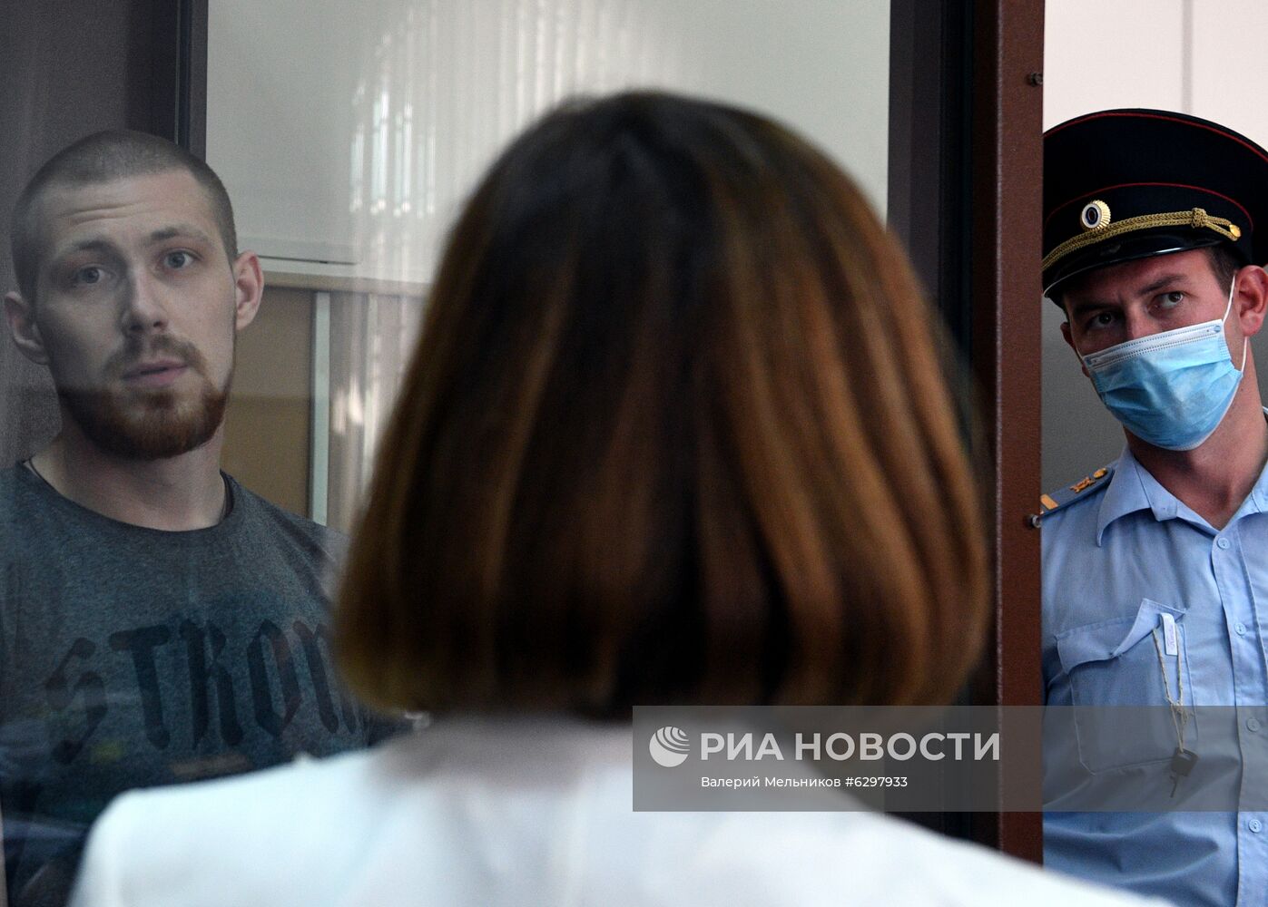 Рассмотрение вопроса о продлении ареста бывшим полицейским по делу И. Голунова