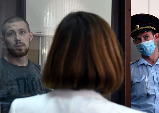 Рассмотрение вопроса о продлении ареста бывшим полицейским по делу И. Голунова