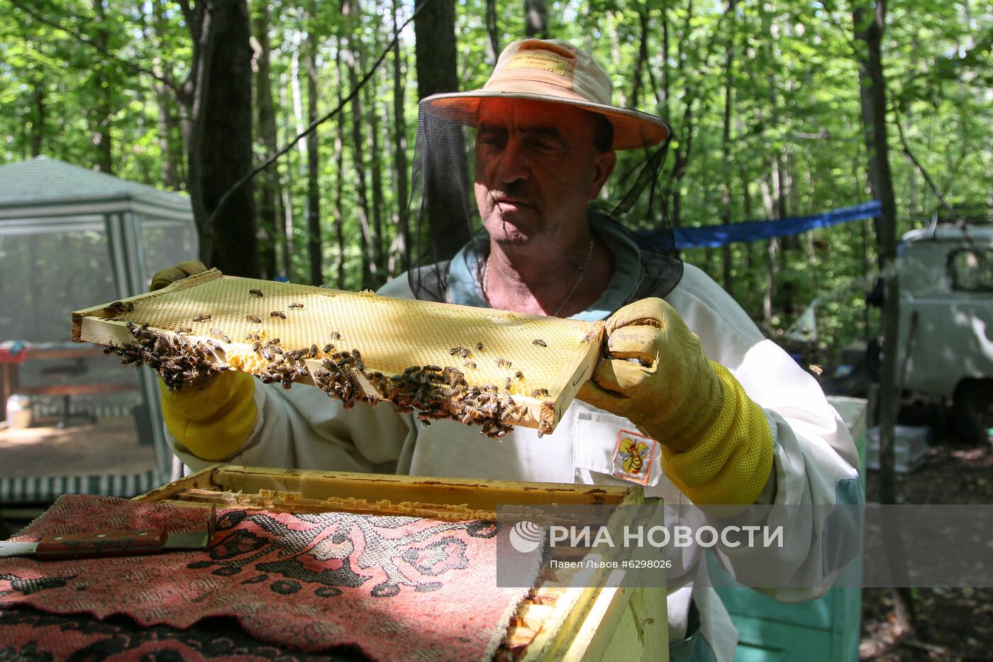 Подготовка к сбору меда на пасеке в Самарской области