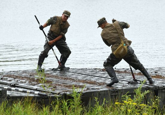 Военные учения по форсированию водной преграды в Приморье
