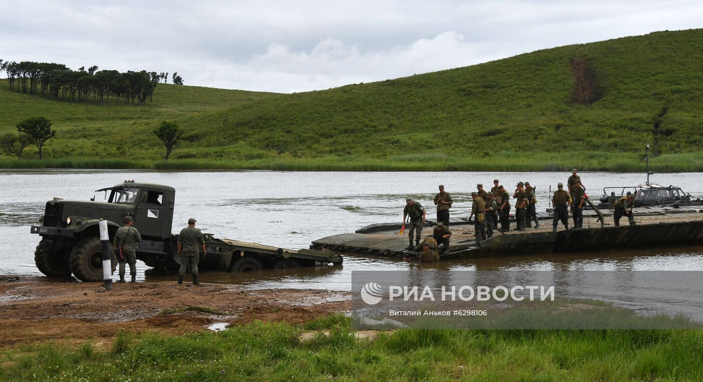 Военные учения по форсированию водной преграды в Приморье