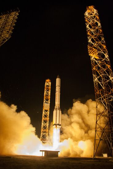 Запуск РН "Протон-М" с разгонным блоком "Бриз-М" и аппаратами "Экспресс-103" и "Экспресс-80"  