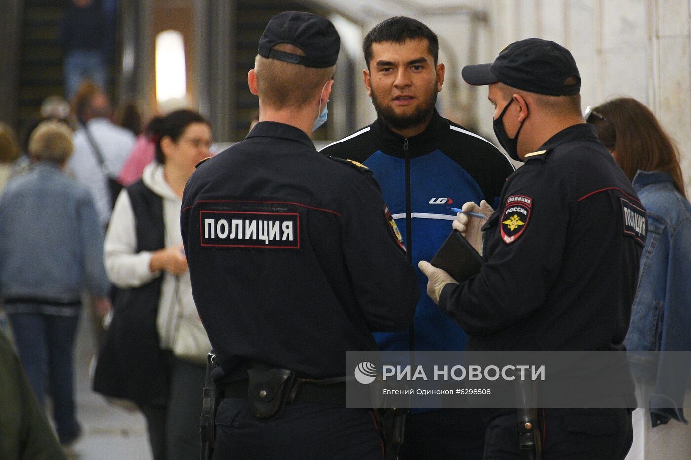 Проверка масочного режима в московском метро