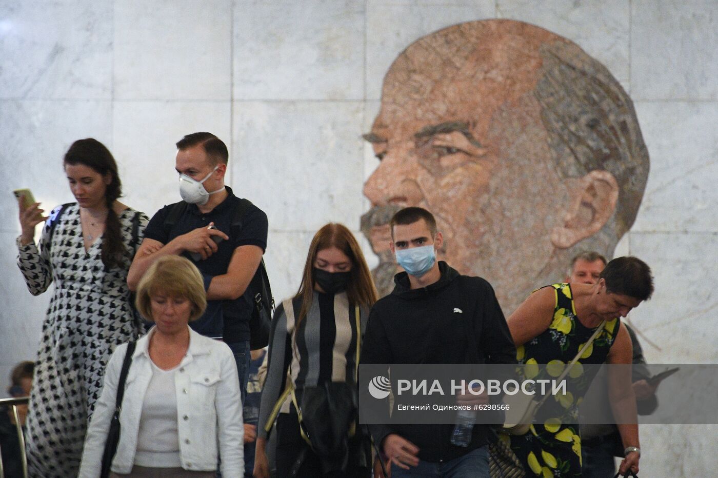 Проверка масочного режима в московском метро