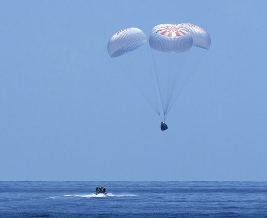 Американский пилотируемый корабль Crew Dragon приводнился в Мексиканском заливе