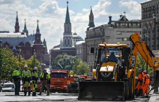 Работы по замене асфальта на Тверской улице